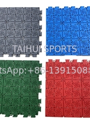 Los azulejos de las canchas deportivas de plástico antideslizante se entrelazan