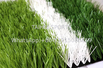 50 mm Alturas de pila Material sintético PE Decoración de jardín Alfombra de hierba artificial para el campo de fútbol