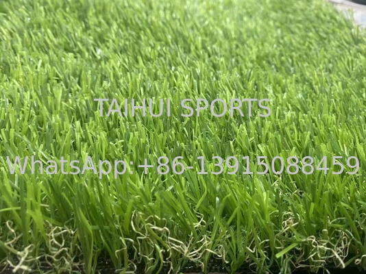 Deportes al aire libre Césped de césped artificial Alfombra verde con agujeros de drenaje Densidad 21000
