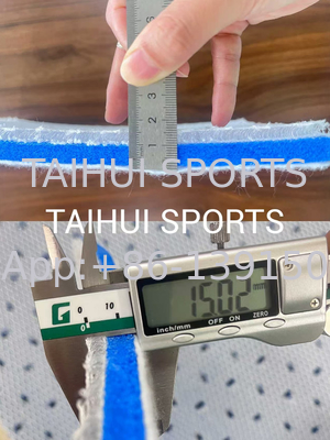30-70 kg/m3 Pad de choque de densidad con tela laminada Para el campo de fútbol Campo de golf Campo de rugby Campo de hockey Campo